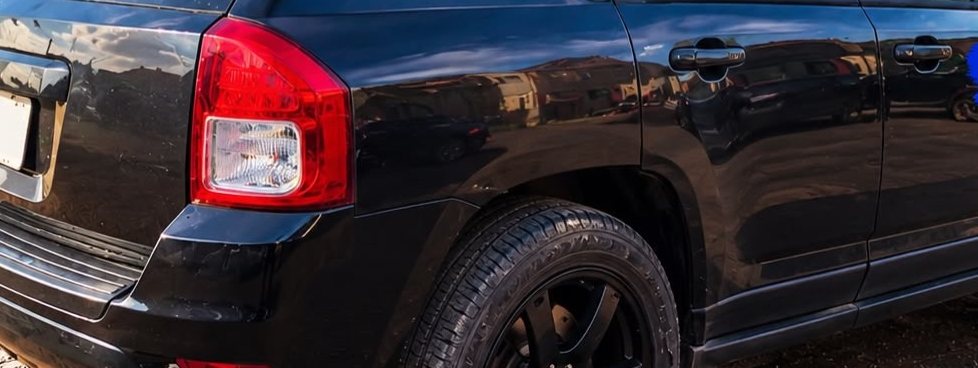O mesmo carro depois da funilaria e pintura, com a lataria lisa